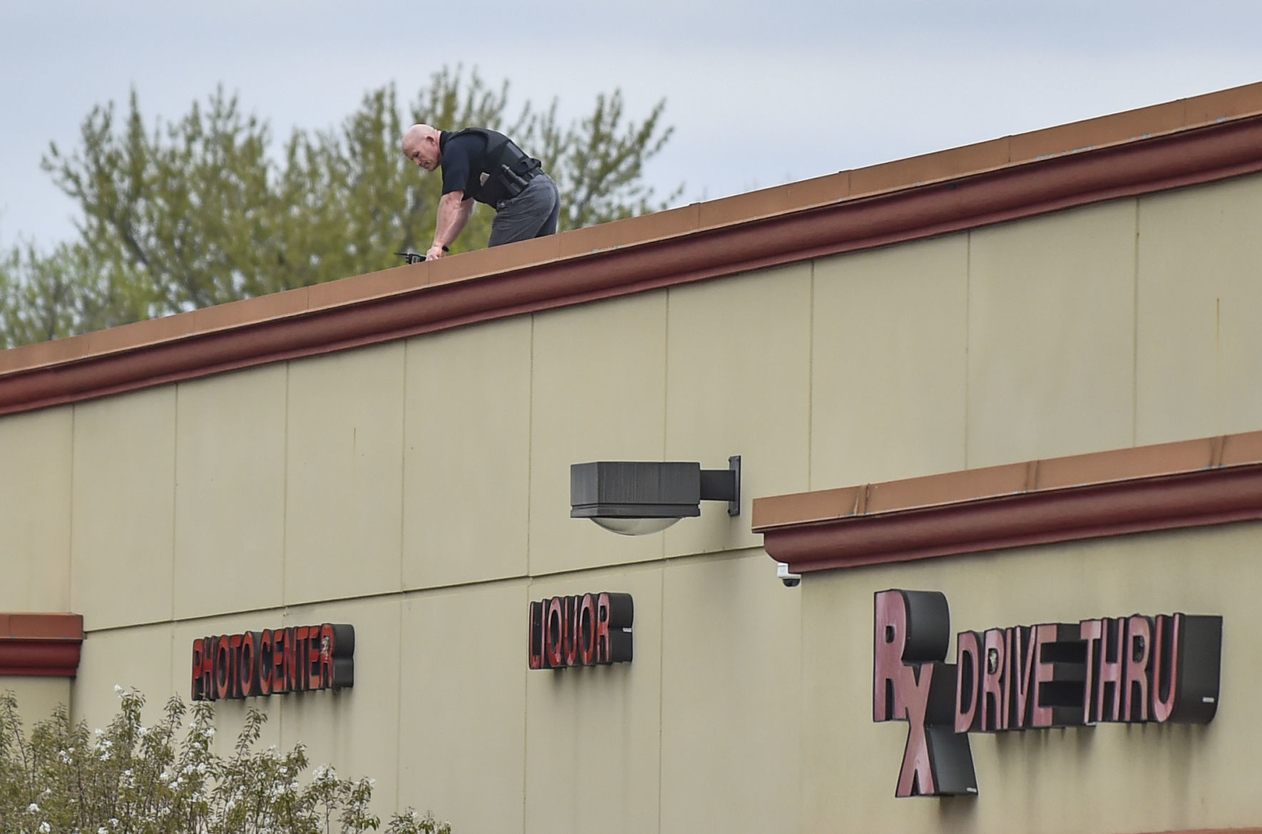 042619-mda-nws-officer-shot-jg-04.jpg